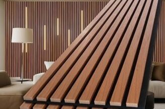 Gestapelte Holz-Akustikpaneele vor einer modernen Lamellenwand im Wohnraum