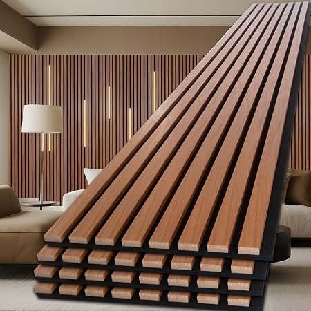Gestapelte Holz-Akustikpaneele vor einer modernen Lamellenwand im Wohnraum